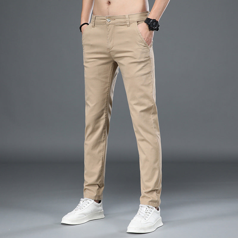 Beige Chinohose für Herren, modern geschnitten, kombiniert mit weißen Sneakers. Perfekt für lässige und stilvolle Outfits.