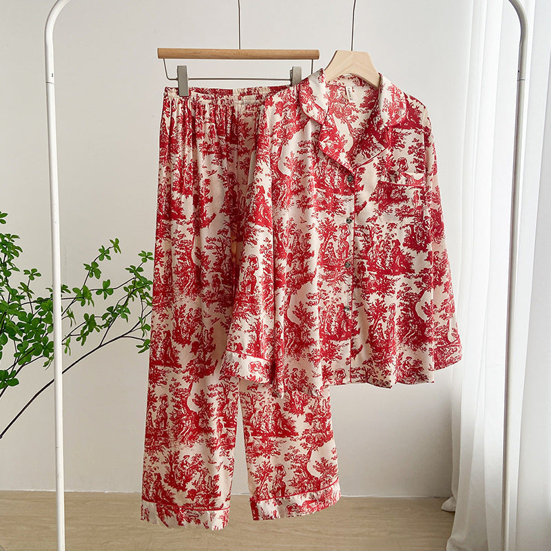 Rote und weiße Pyjama-Set mit floralem Muster auf Kleiderbügel, moderne Schlafzimmer-Dekoration, gemütliche Nachtwäsche, stilvolle Damenmode.