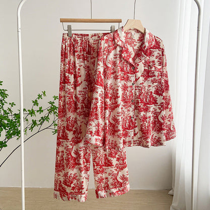 Rote und weiße Pyjama-Set mit floralem Muster auf Kleiderbügel, moderne Schlafzimmer-Dekoration, gemütliche Nachtwäsche, stilvolle Damenmode.