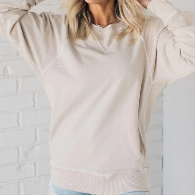 Damenpullover beige, lässig geschnitten, aus Baumwolle, ideal für Herbstmode. Perfekt kombinierbar mit Jeans für einen entspannten Look.