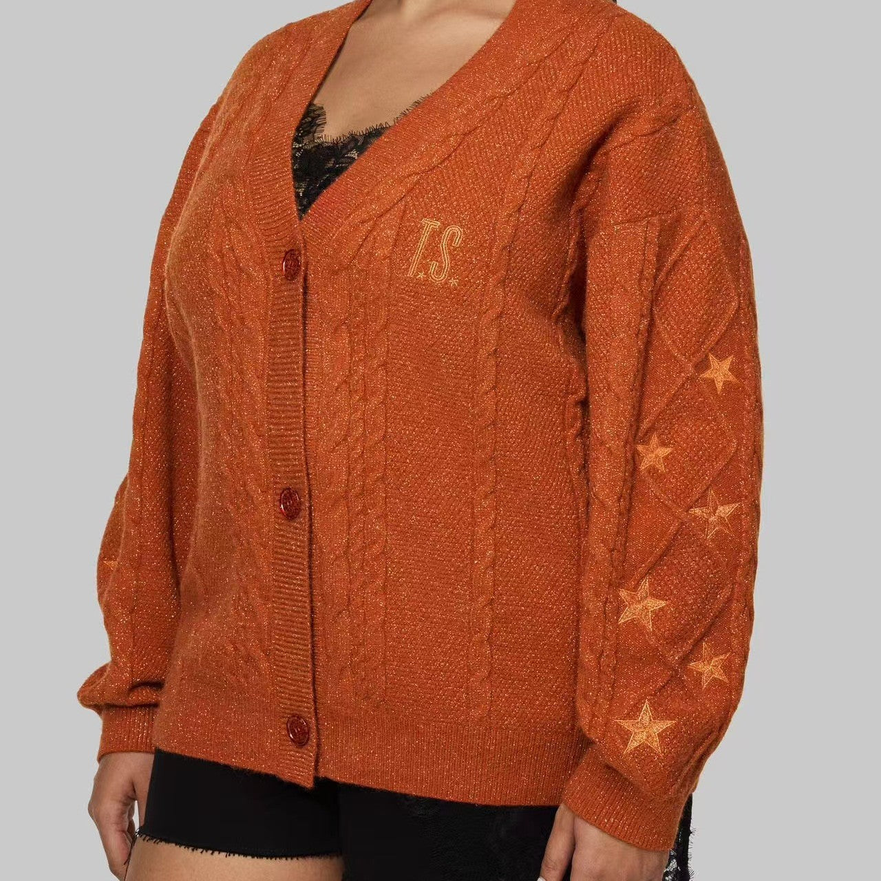 Vorderansicht der Damen-Strickjacke mit V-Ausschnitt
