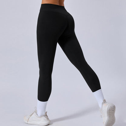 Damen in schwarzen Leggings, weiße Sportschuhe und Socken, Rückansicht. Sportbekleidung, Fitnessmode, bequeme Leggings für Training und Alltag.