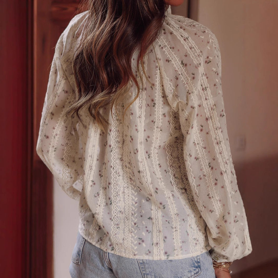 Rückansicht einer Frau in einer geblümten, durchsichtigen Bluse und Jeans, langes gewelltes Haar, modisches Outfit, lässiger Stil.