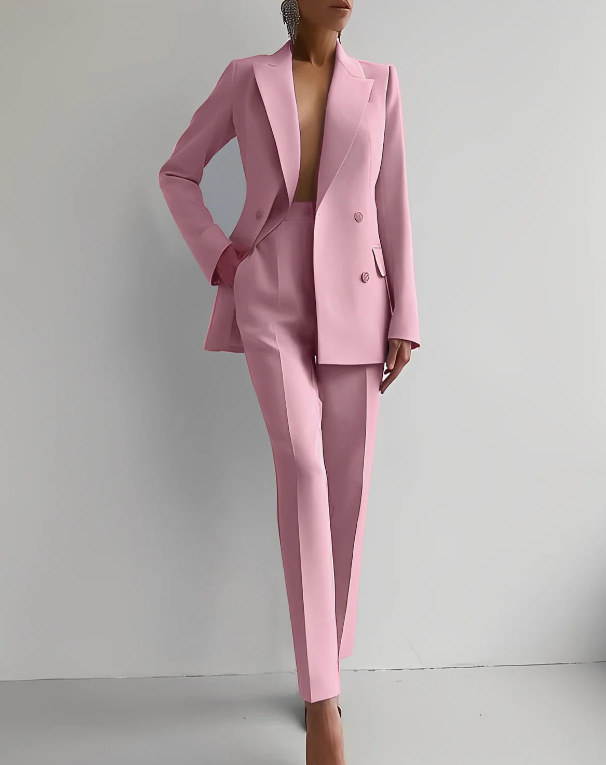 Eleganter rosa Damenanzug, bestehend aus Blazer und Hose, vor neutralem Hintergrund. Modetrend, Business-Outfit, stilvolle Damenbekleidung.
