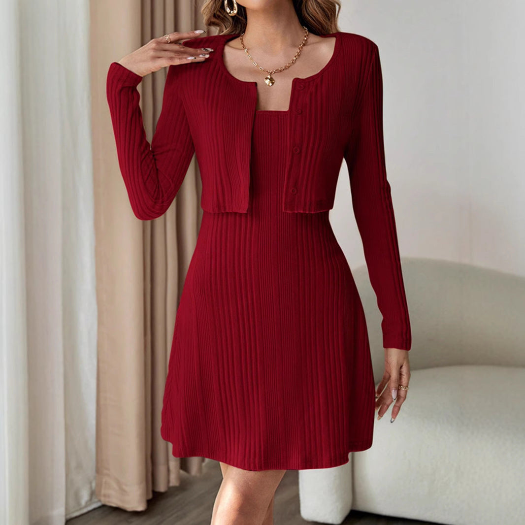 Rotes Strickkleid mit langem Ärmel und passender Jacke, elegantes Design, ideal für Herbstmode, Damenbekleidung, stilvoll und modern.