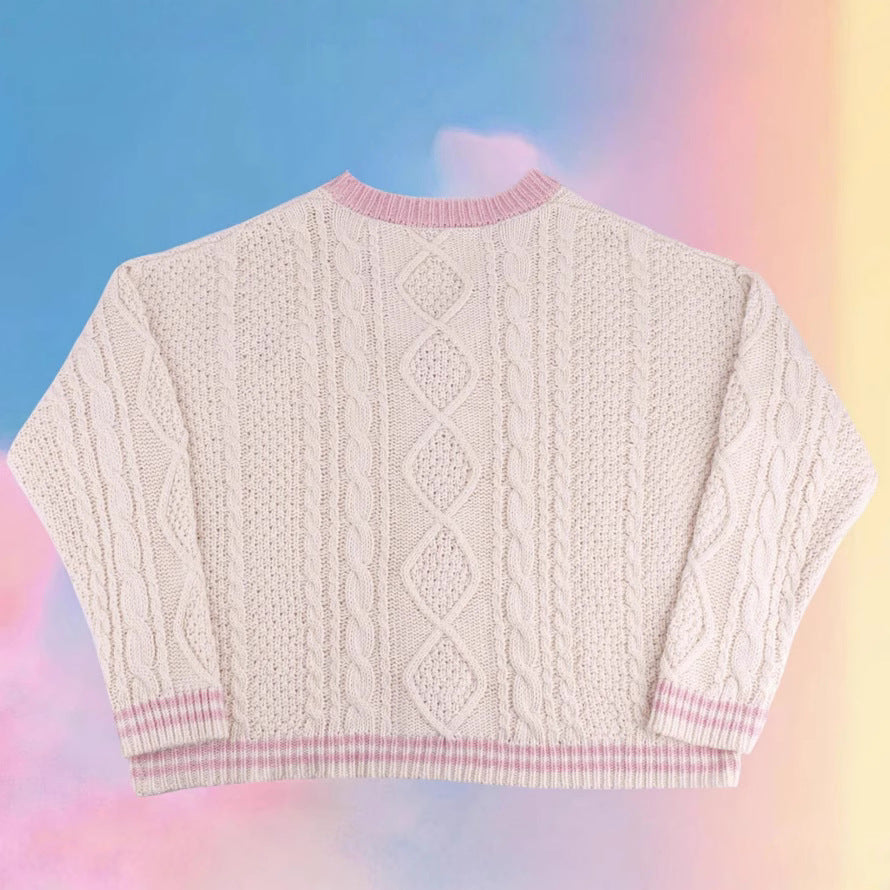 Detailansicht des gestrickten Zopfmusters am Damen-Cardigan