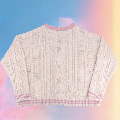 Detailansicht des gestrickten Zopfmusters am Damen-Cardigan