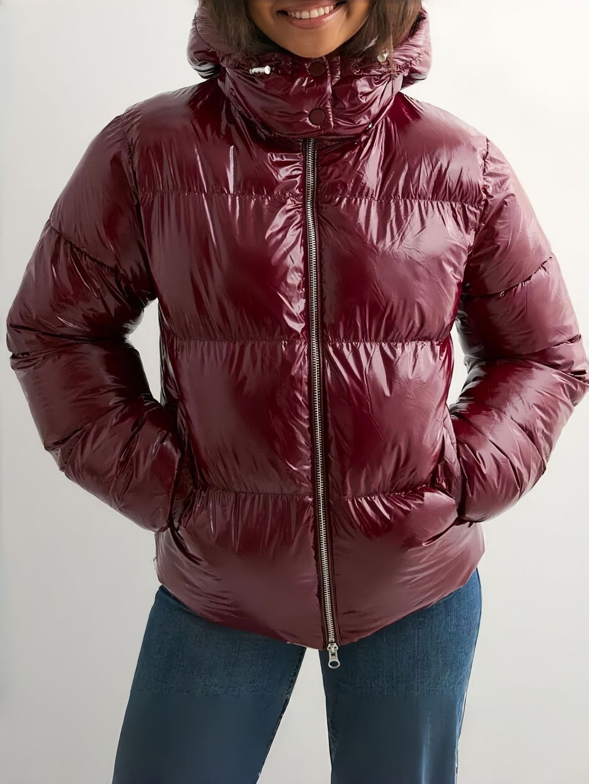 Detailansicht der Kapuze an einer Damen-Winterdaunenjacke