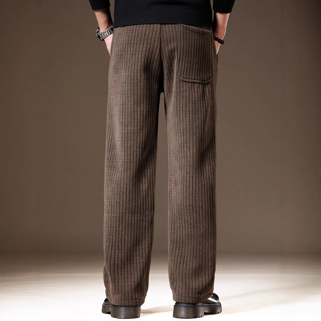 Braune Herren-Cordhose, Rückansicht, mit geradem Schnitt und Gesäßtasche. Modische Herrenhose, ideal für Herbst- und Winteroutfits.