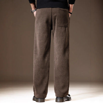 Braune Herren-Cordhose, Rückansicht, mit geradem Schnitt und Gesäßtasche. Modische Herrenhose, ideal für Herbst- und Winteroutfits.