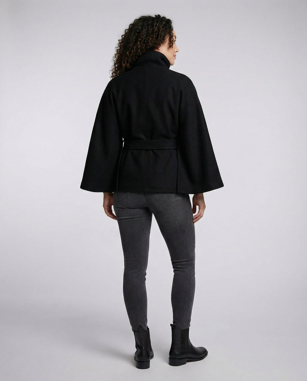 Damen-Wickeljacke mit praktischem Gürtel in der Vorderansicht