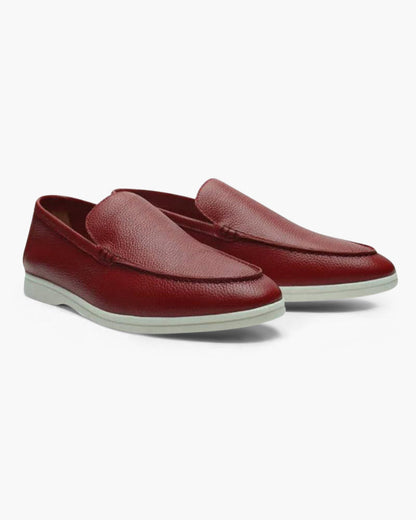 Rote Herren-Lederloafer mit weißer Sohle, elegantes Design, ideal für Freizeit und Büro, hochwertige Verarbeitung, modische Herrenschuhe.