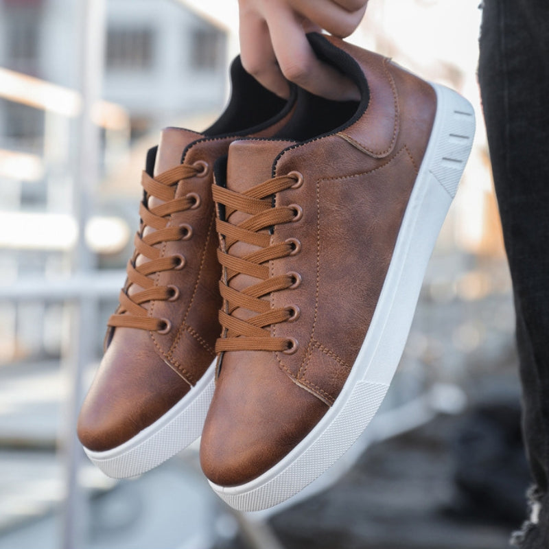 Braune Ledersneaker mit weißer Sohle, lässiges Design, ideal für Herrenmode, urbaner Stil, komfortabel und stilvoll für den Alltag.