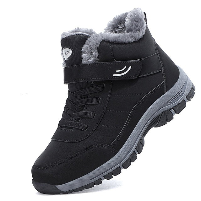 Schwarzer Winterstiefel mit grauem Kunstfellfutter, Klettverschluss und rutschfester Sohle. Ideal für Outdoor-Aktivitäten bei kaltem Wetter.