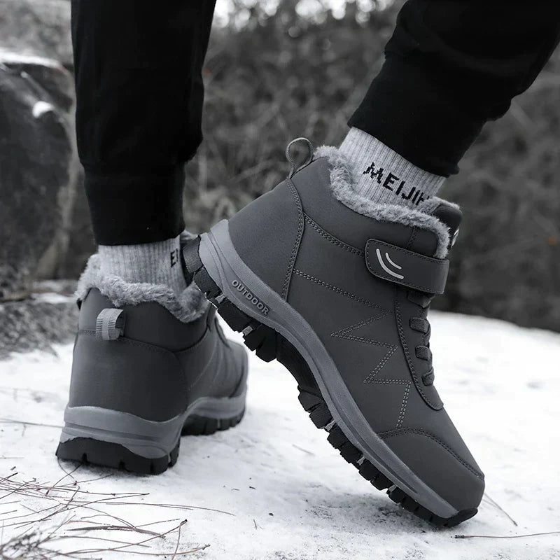 Graue wasserdichte Winterstiefel mit Fellfutter, rutschfeste Sohle, ideal für Outdoor-Aktivitäten im Schnee. Perfekt für kalte Wetterbedingungen.