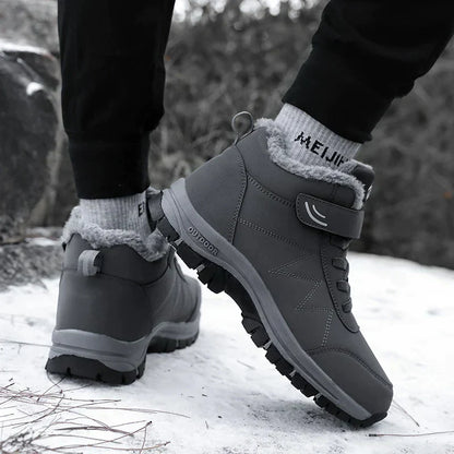 Graue wasserdichte Winterstiefel mit Fellfutter, rutschfeste Sohle, ideal für Outdoor-Aktivitäten im Schnee. Perfekt für kalte Wetterbedingungen.