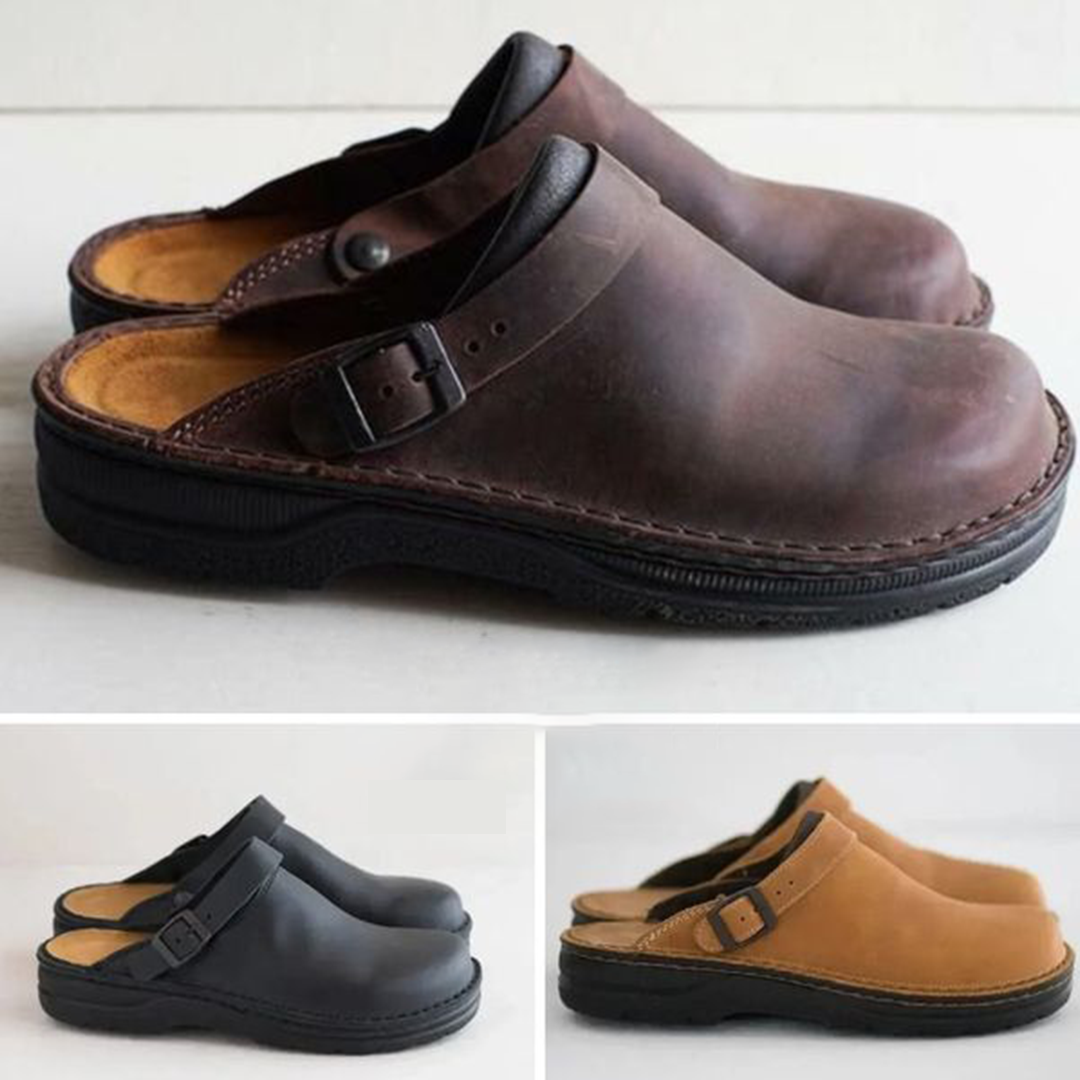 Drei Paar Clogs aus Leder in Braun, Schwarz und Beige mit verstellbarem Riemen. Bequeme, modische Schuhe für Damen und Herren.