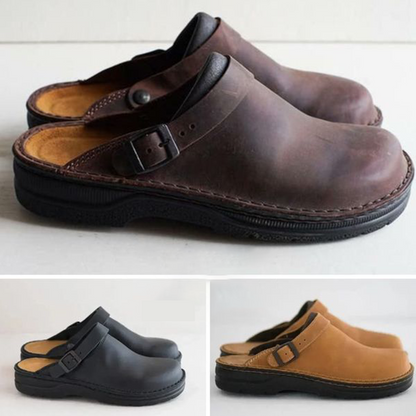 Drei Paar Clogs aus Leder in Braun, Schwarz und Beige mit verstellbarem Riemen. Bequeme, modische Schuhe für Damen und Herren.