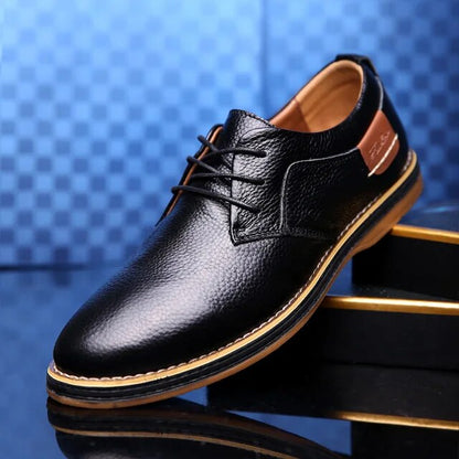 Schwarzer Lederschuh für Herren mit Schnürung, elegantes Design, rutschfeste Sohle, ideal für Business und Freizeit, auf blauem Hintergrund.