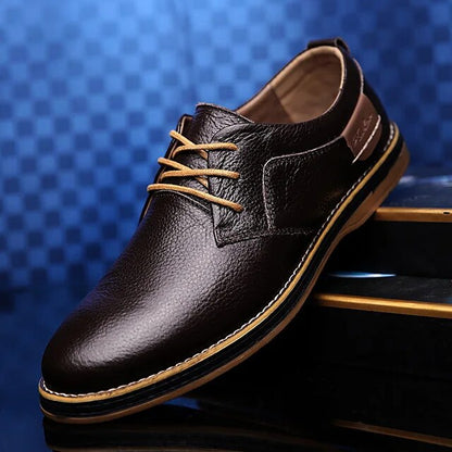 Eleganter brauner Lederschuh für Herren mit Schnürsenkeln, auf blauem Hintergrund. Stilvolle Herrenschuhe, ideal für Business und Freizeit.