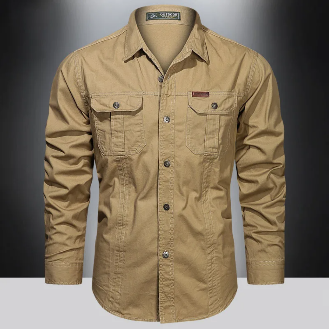 Herren Outdoor-Hemd, beige, langärmelig, mit Knopfleiste und Brusttaschen. Robustes Design, ideal für Wandern und Freizeit.