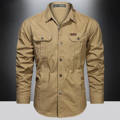 Herren Outdoor-Hemd, beige, langärmelig, mit Knopfleiste und Brusttaschen. Robustes Design, ideal für Wandern und Freizeit.