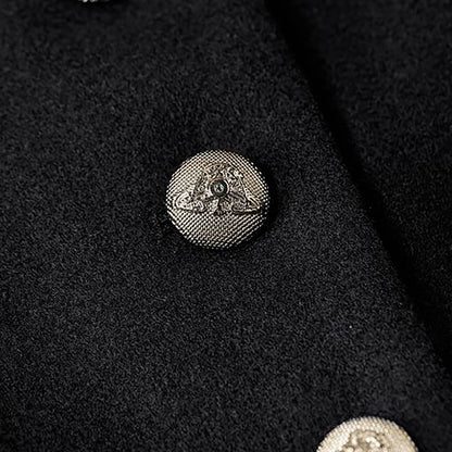 Schwarzer Mantel mit silbernen Knöpfen, verziert mit detailliertem Löwenkopf-Design. Hochwertige Mode, elegantes Design, stilvolle Knöpfe.