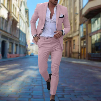 Mann in rosa Anzug und weißem Hemd läuft auf gepflasterter Straße in urbaner Umgebung. Elegante Herrenmode, stilvoller Look, Stadtmode.