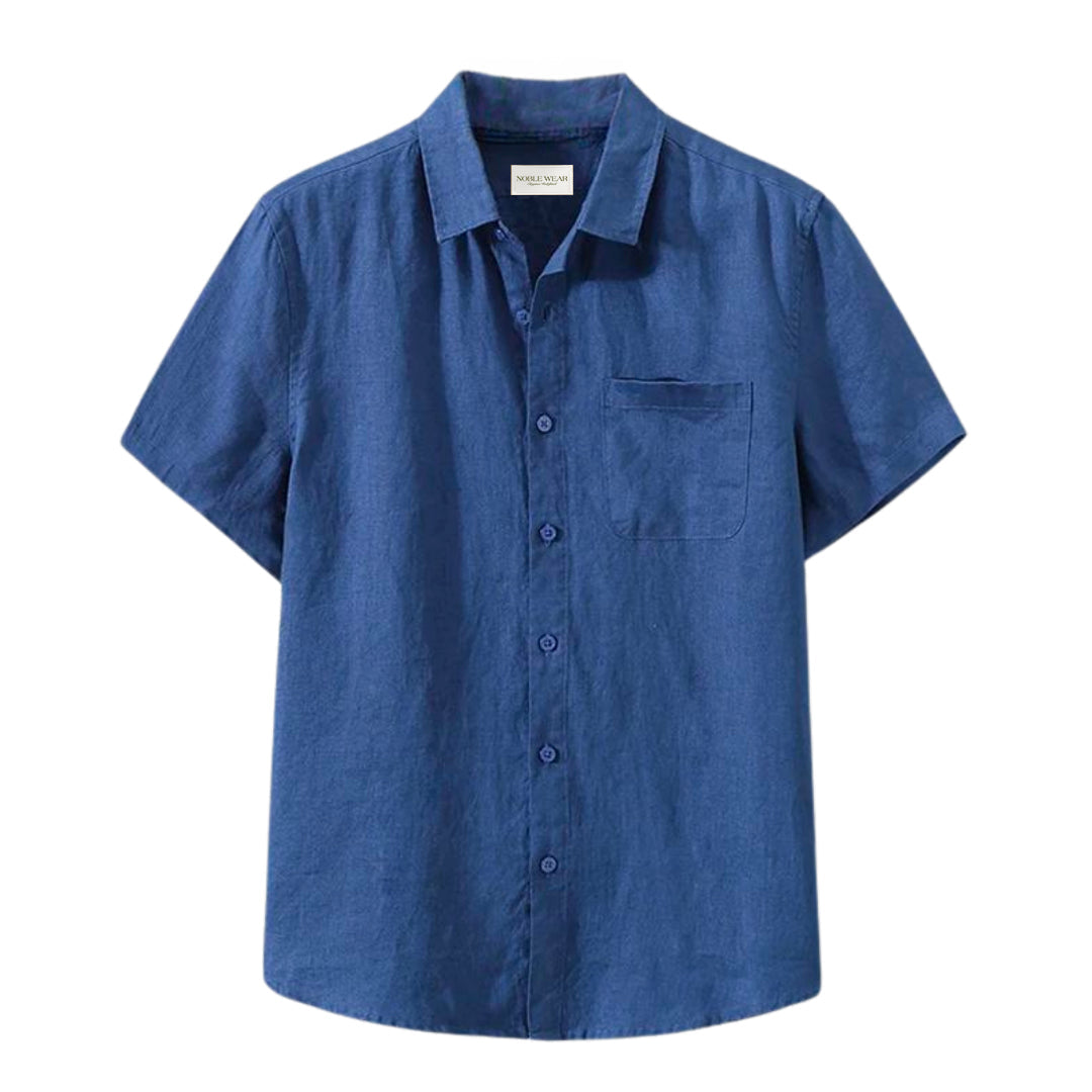 Blaues Herrenhemd aus Leinen, kurzärmelig, mit Knopfleiste und Brusttasche. Perfekt für Sommermode und Freizeitkleidung.