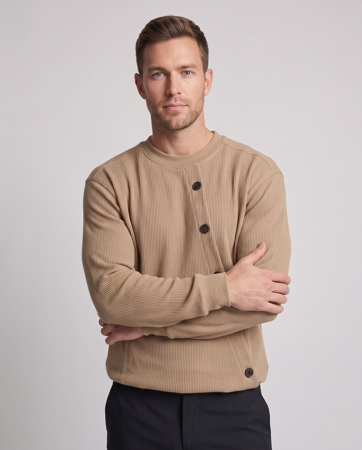 Modische Herrenbluse mit auffälligen Schalärmeln