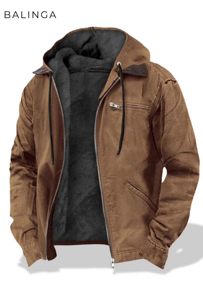 Braune Herrenjacke mit Kapuze, Reißverschluss und Brusttasche. Modische Outdoor-Bekleidung, ideal für Herbst und Winter. Marke: Balinga.