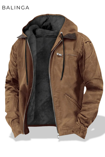 Braune Herrenjacke mit Kapuze, Reißverschluss und Brusttasche. Modische Outdoor-Bekleidung, ideal für Herbst und Winter. Marke: Balinga.