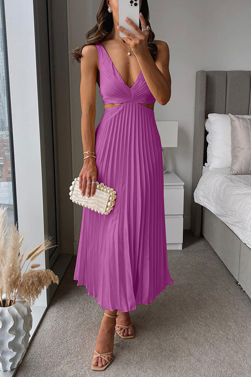 Frau in lila Abendkleid mit Plisseefalten, hält eine Perlen-Clutch, steht in modernem Schlafzimmer. Elegantes Outfit, Mode, Abendgarderobe.