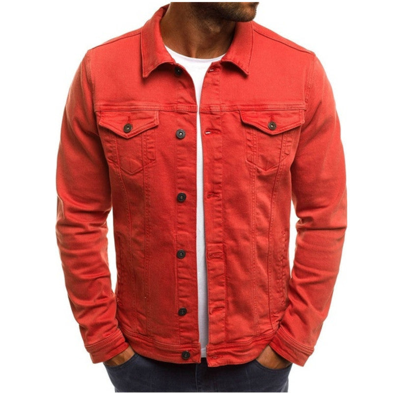 Rote Jeansjacke für Herren, modisch und lässig, mit Knopfleiste und Brusttaschen, ideal für Freizeitoutfits und trendige Looks.