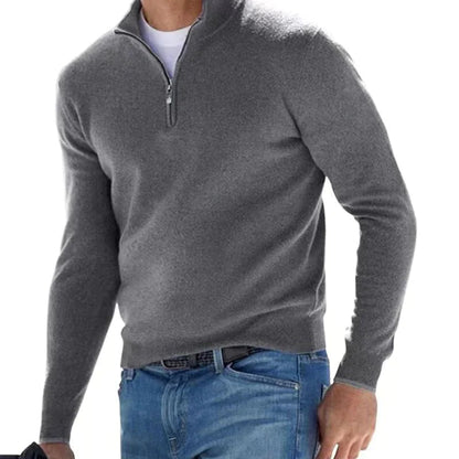 Grauer Herrenpullover mit Reißverschluss, kombiniert mit blauer Jeans. Modischer, bequemer Strickpullover für Herbst und Winter.