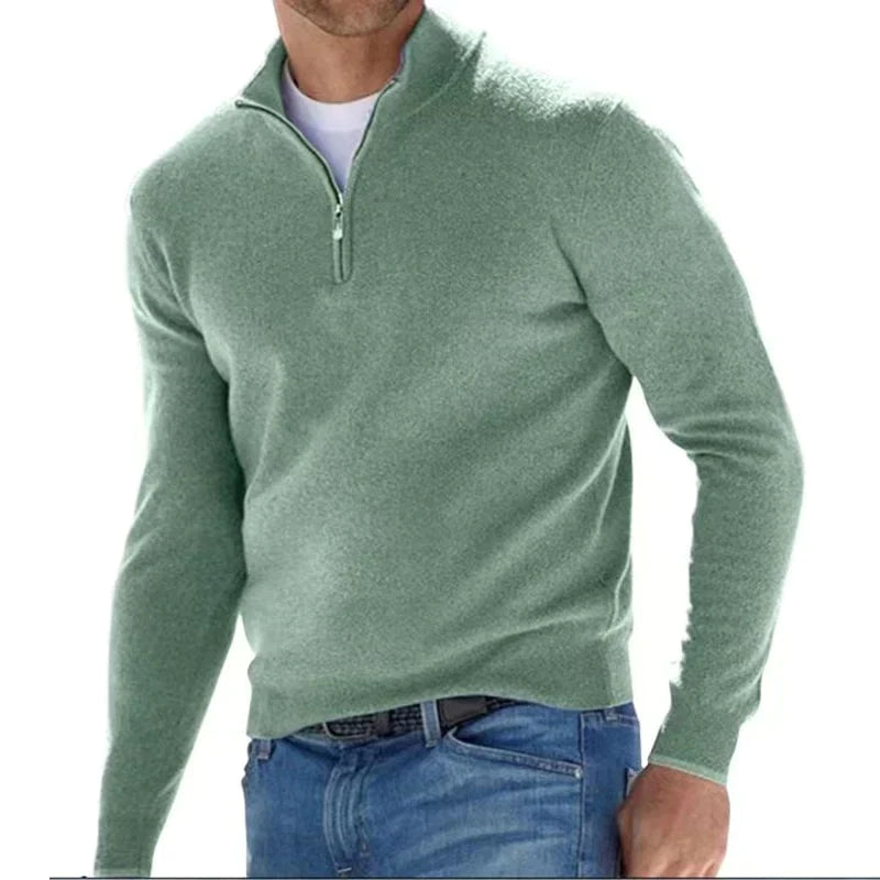 Mann in hellgrünem Pullover mit Reißverschluss und blauer Jeans. Modischer Herrenpullover, Freizeitkleidung, stilvoller Look.