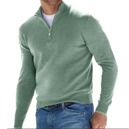 Mann in hellgrünem Pullover mit Reißverschluss und blauer Jeans. Modischer Herrenpullover, Freizeitkleidung, stilvoller Look.
