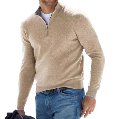Beiger Herrenpullover mit Reißverschluss, kombiniert mit blauer Jeans. Modischer Freizeitlook für Männer, ideal für Herbst und Winter.