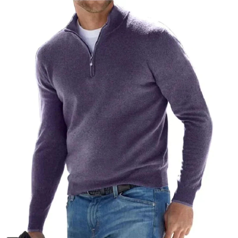 Lila Herrenpullover mit Reißverschluss, langärmelig, kombiniert mit blauer Jeans. Modischer Freizeitlook für Männer, ideal für kühle Tage.