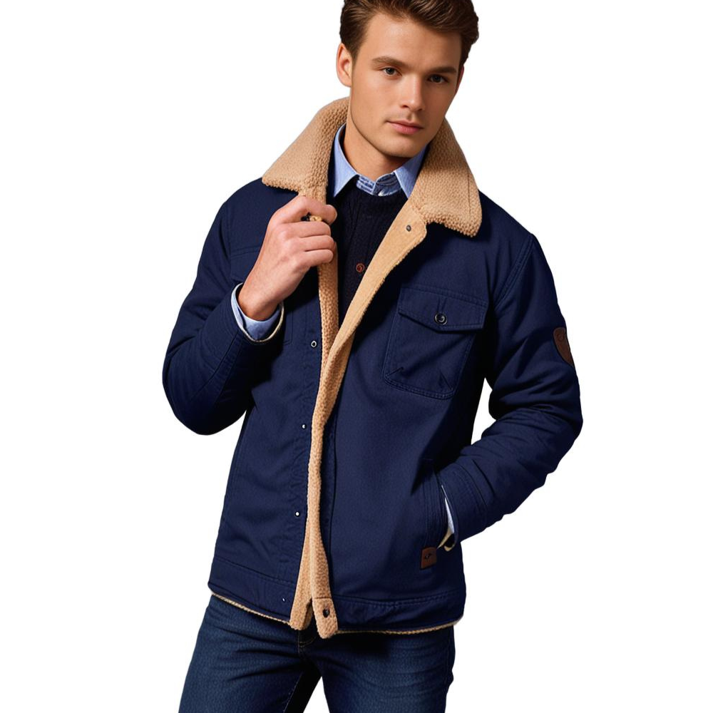 Junger Mann in blauer Winterjacke mit beigem Futter, Hemd und Pullover. Modische Herrenbekleidung, stilvolle Jacke, Wintermode.