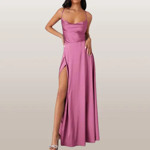 Langes, ärmelloses, rosa Abendkleid mit hohem Beinschlitz und Spaghettiträgern. Elegantes Design, ideal für formelle Anlässe und Partys.
