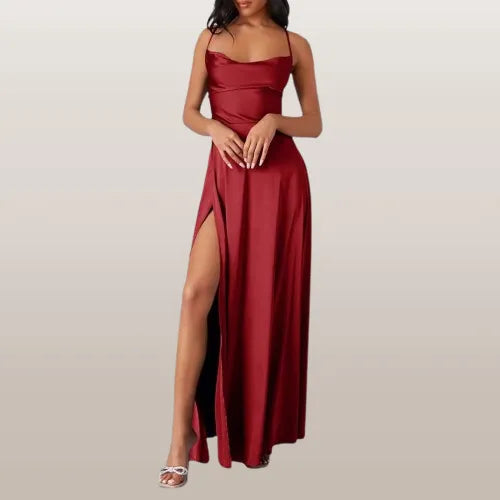 Elegantes rotes Abendkleid mit hohem Beinschlitz und Spaghettiträgern, ideal für formelle Anlässe. Perfekt für stilvolle Abendmode.
