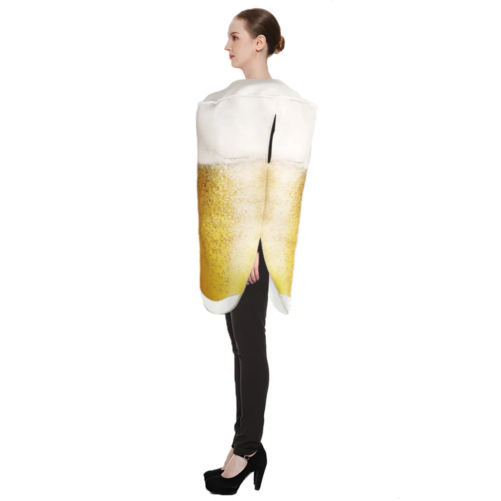 Frau im Bierglas-Kostüm, seitliche Ansicht. Lustiges Karnevalskostüm, Bierverkleidung, Party-Outfit. Perfekt für Fasching und Mottopartys.