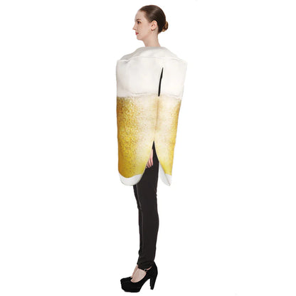 Frau im Bierglas-Kostüm, seitliche Ansicht. Lustiges Karnevalskostüm, Bierverkleidung, Party-Outfit. Perfekt für Fasching und Mottopartys.