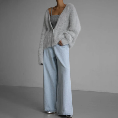 Dame in grauem Strickcardigan und hellblauer Jeans, modisches Outfit, minimalistisch, Herbstmode, gemütlicher Look, stilvolle Damenbekleidung.
