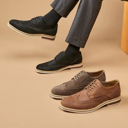 Elegante Herren-Brogues in Schwarz, Braun und Beige auf beigem Hintergrund. Stilvolle Lederschuhe, ideal für Business und Freizeit.