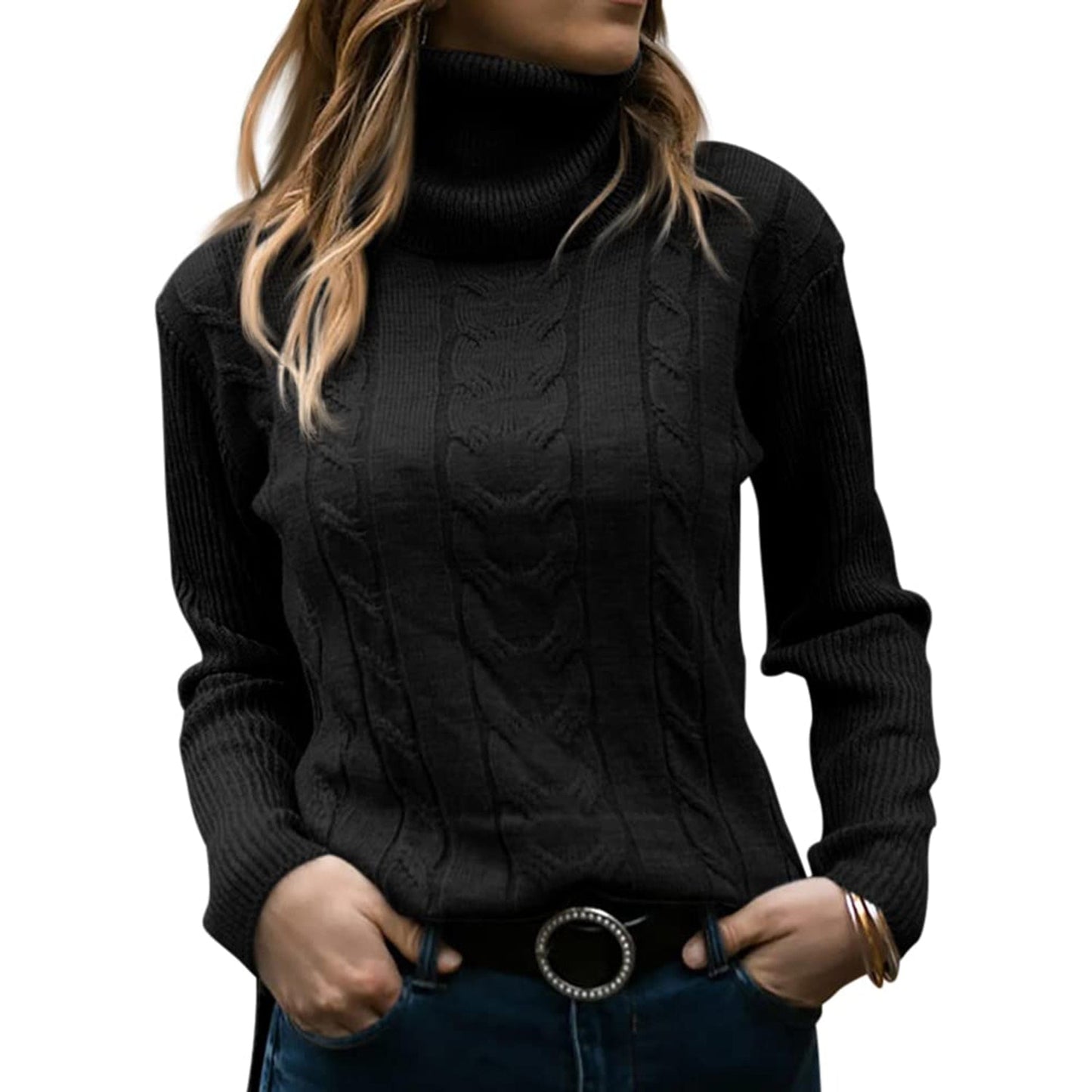 Dame in schwarzem Rollkragenpullover mit Zopfmuster, lässig in Jeans. Modetrend, Herbstmode, stilvoller Look, Damenbekleidung.