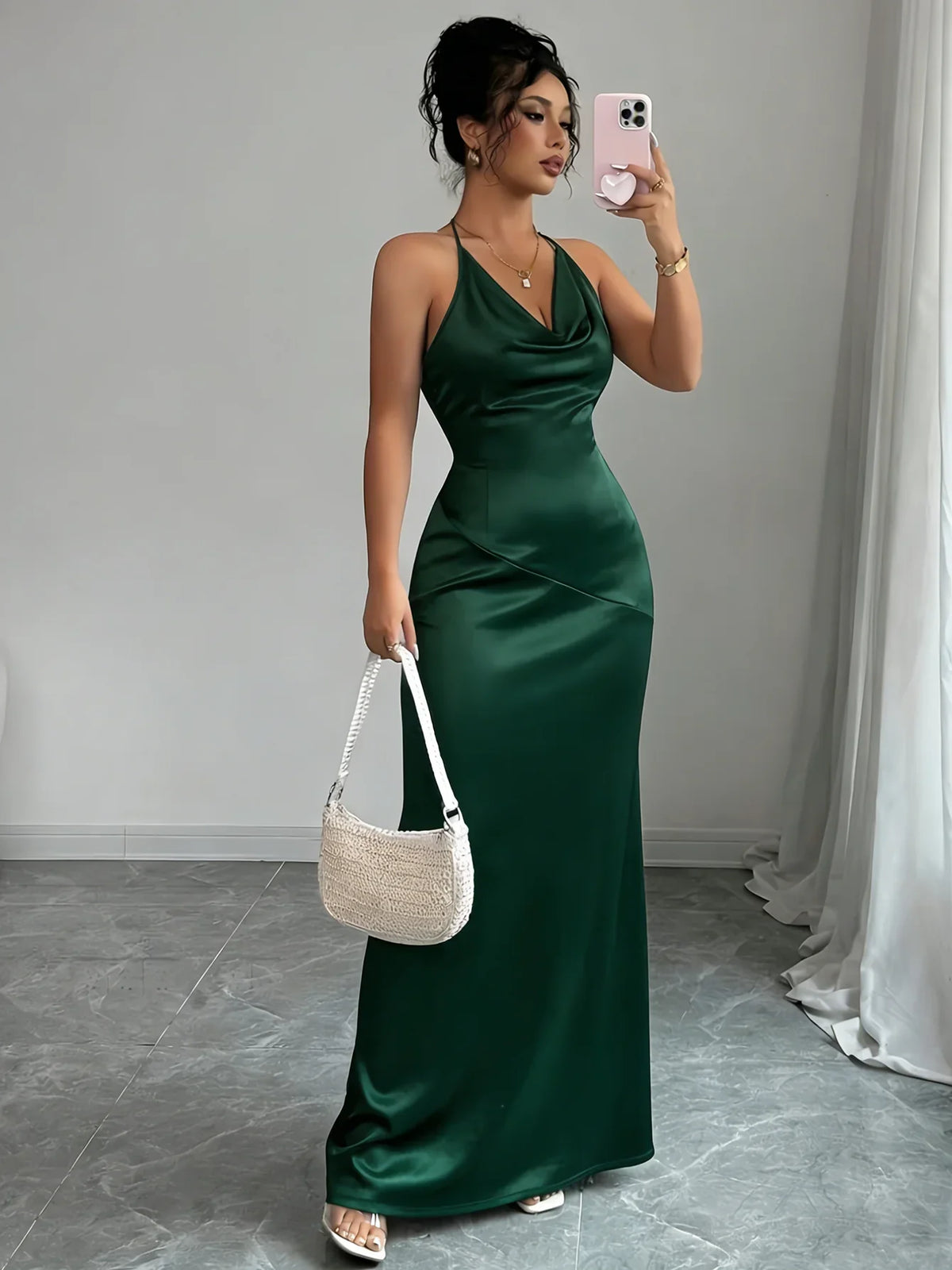 Elegantes Damenkleid mit fliessendem Wasserfallkragen im Detail