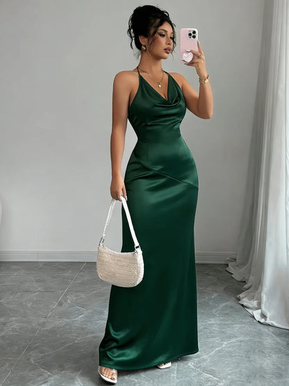 Elegantes Damenkleid mit fliessendem Wasserfallkragen im Detail