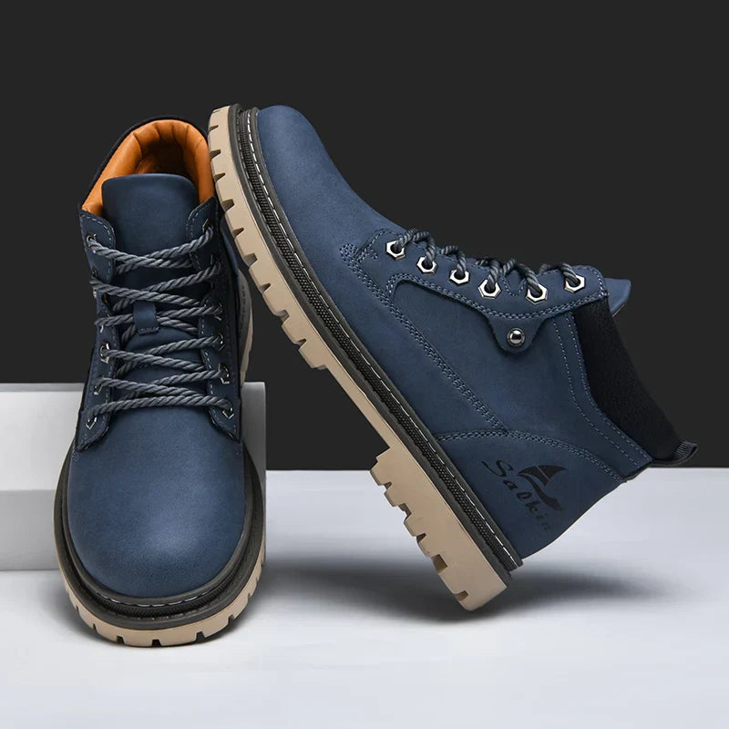 Blaue Herren-Wanderschuhe mit robusten Sohlen, Schnürsenkeln und seitlichem Logo. Ideal für Outdoor-Aktivitäten und Trekking.